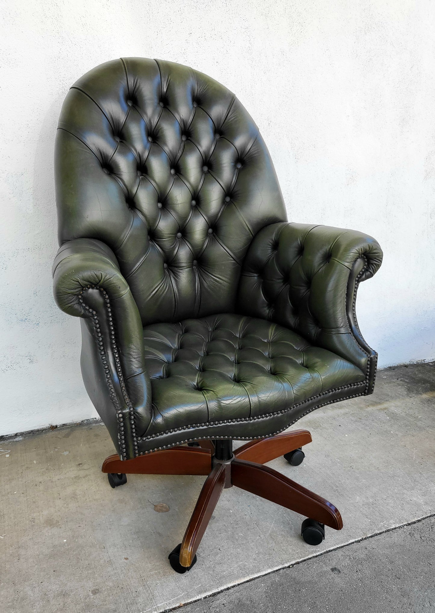 Classic Chesterfield-Style Green Leather Office Chair
