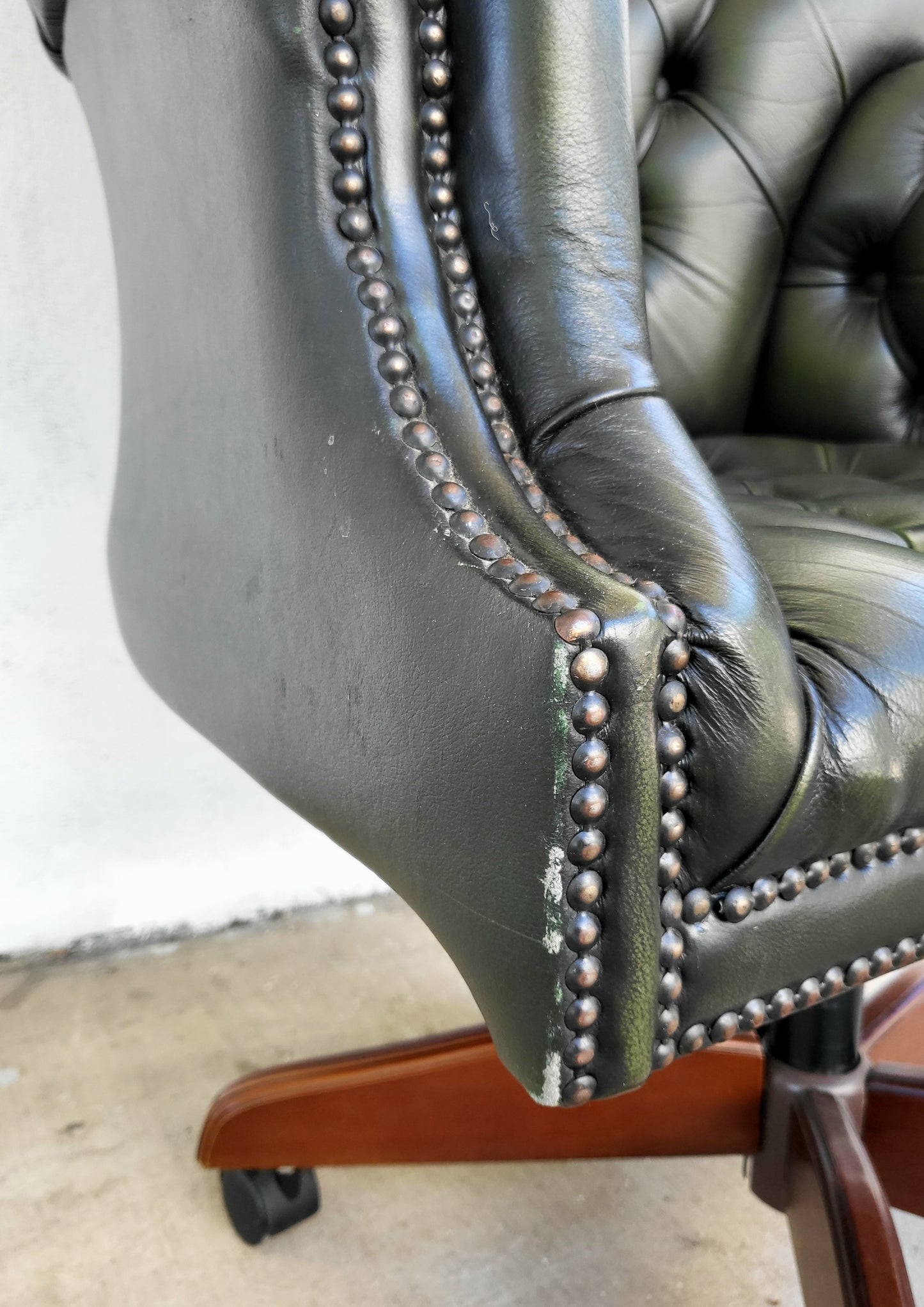 Classic Chesterfield-Style Green Leather Office Chair