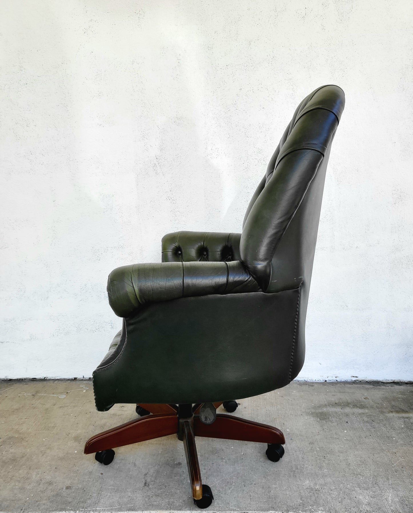 Classic Chesterfield-Style Green Leather Office Chair
