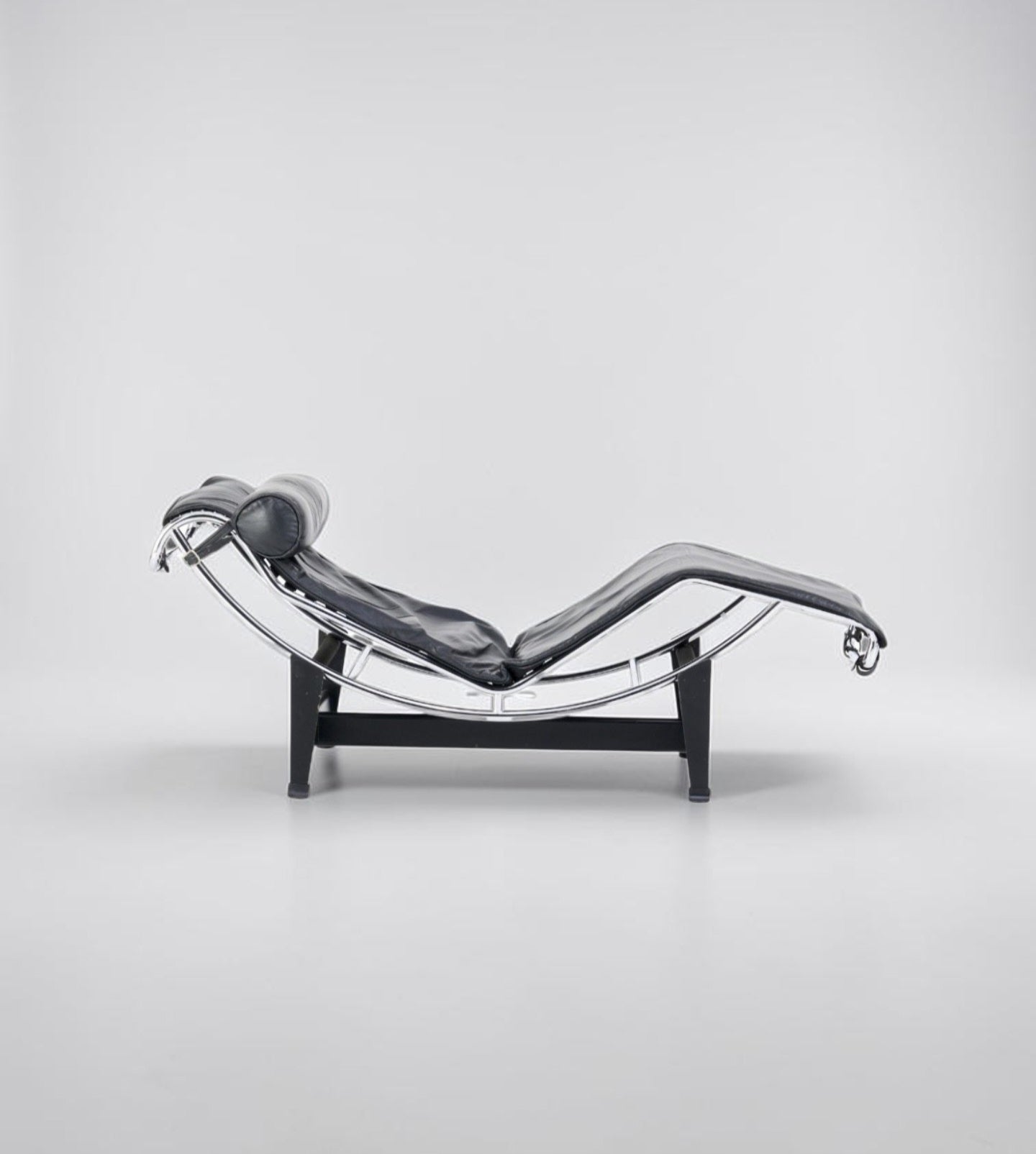 Le Corbusier LC4 Chaise Lounge by Cassina - Black Leather