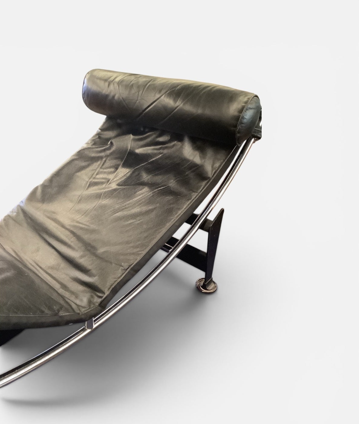 Le Corbusier LC4 Chaise Lounge by Cassina - Black Leather