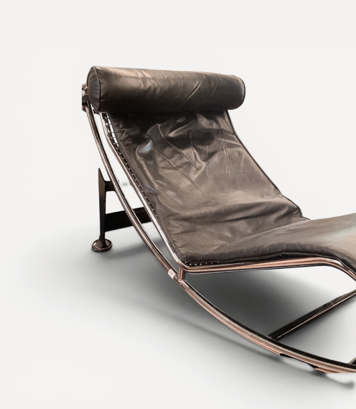 Le Corbusier LC4 Chaise Lounge by Cassina - Black Leather